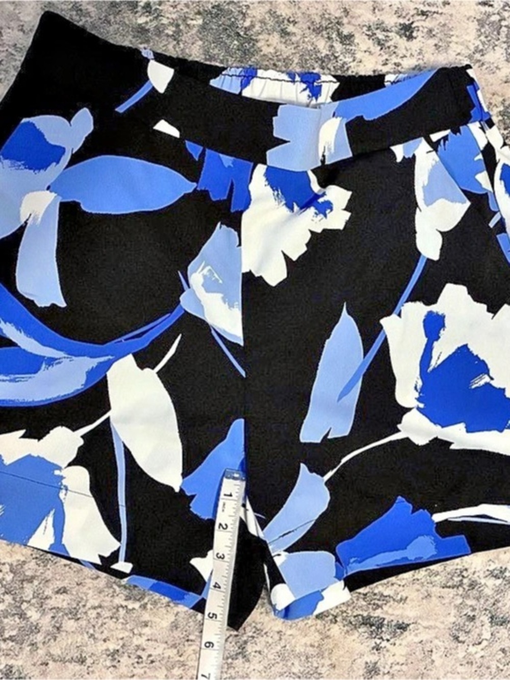 Nine West High-Rise Shorts Floral in Black & Blue Large